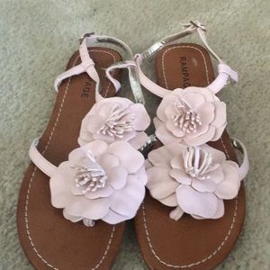 Flat sandals with flowers